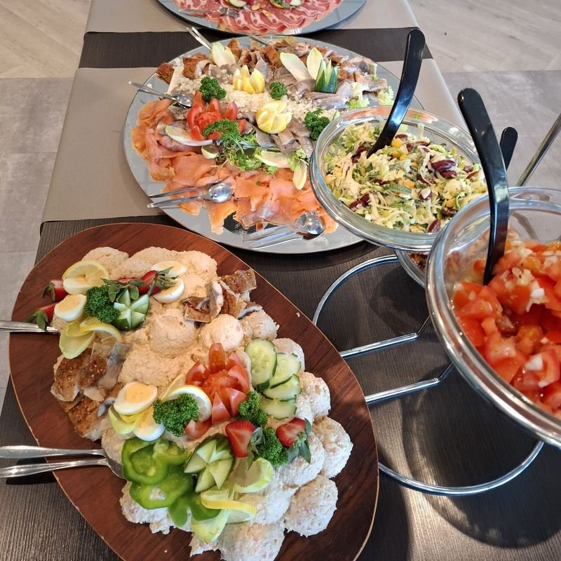 Schotels met zalm, salades en meer voor een buffet