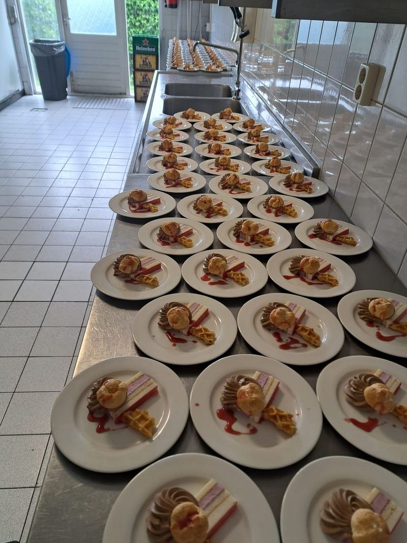Opgemaakte bordjes klaar om te serveren