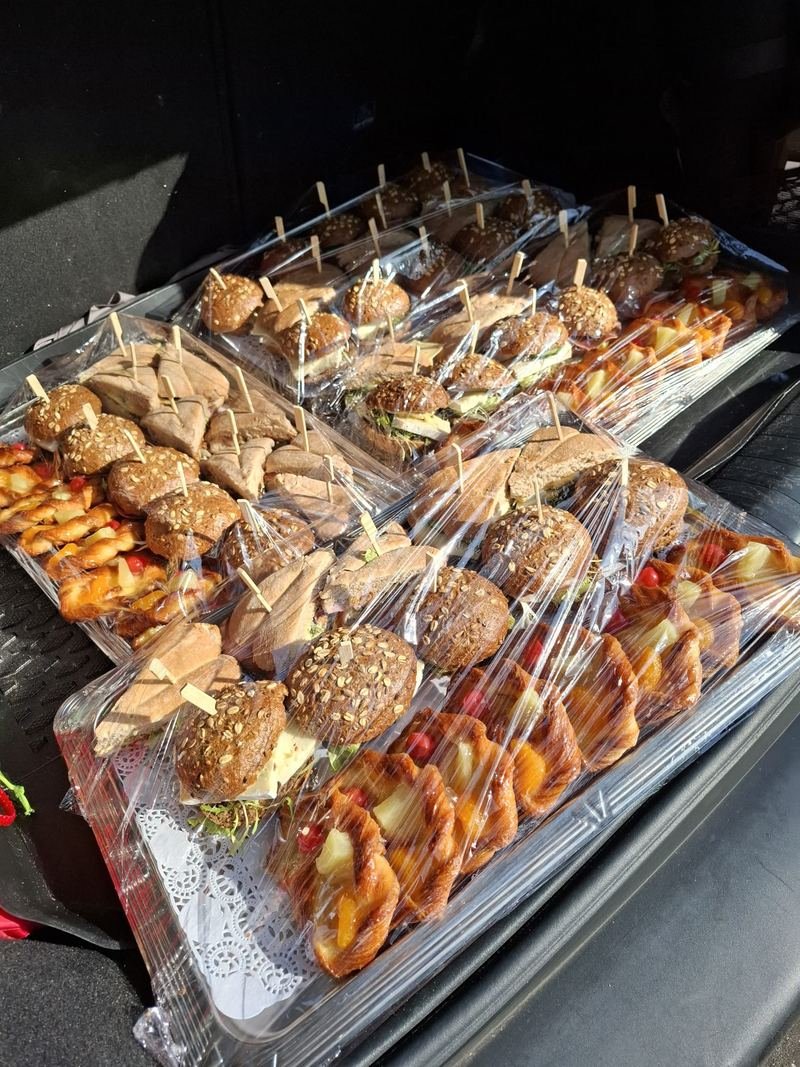 Verse broodjes voor een lunch op locatie