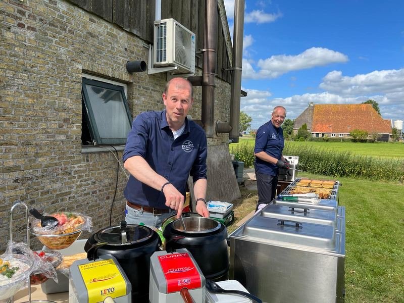 Het team van Bruisss verzorgt catering buiten