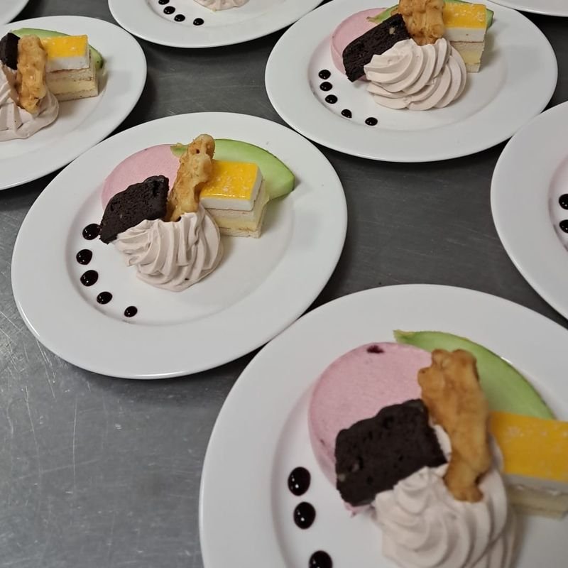Borden met een nagerecht, net opgemaakt in onze keuken
