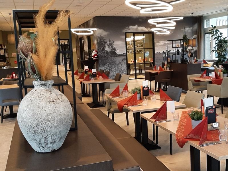 Feestelijk gedekte tafels in de zaal