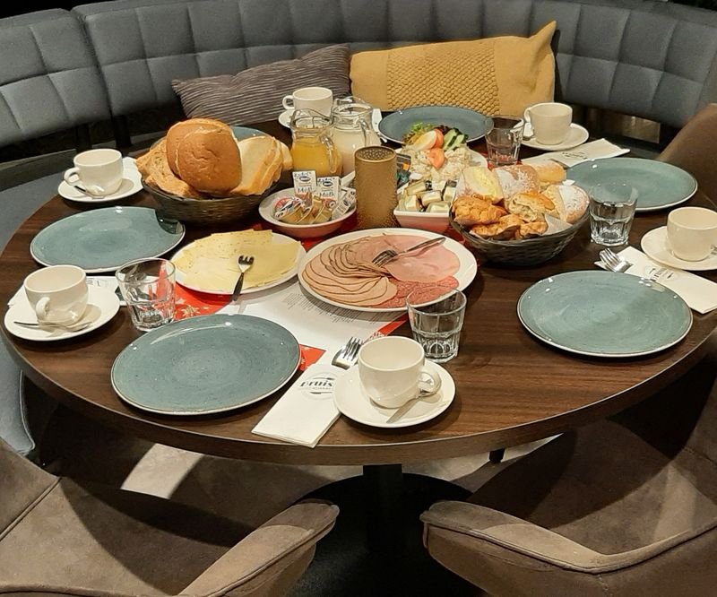 Gedekte tafel met broodjes, koffie en thee