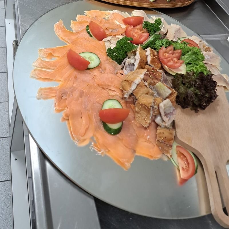 Schotel met zalm en salades