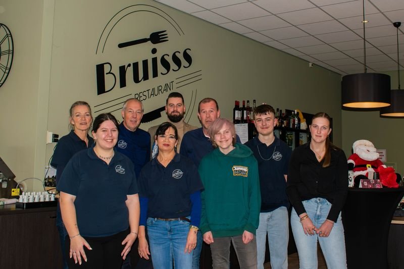 Het team van Bruisss bij de bar