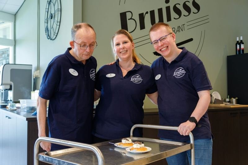Medewerkers van Bruisss en Uniek Talent in het restaurant