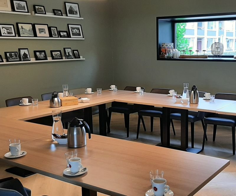 Vergaderzaal bij Bruisss met de tafels in een U